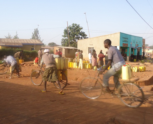 Amazi yakoreshejwe mu mujyi wa Kayonza yavomwaga mu kiyaga cya Muhazi. Ku tuzu tw