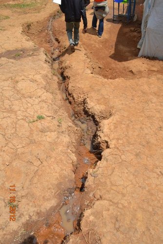 Amazi yatangiye gutwara ubutaka.