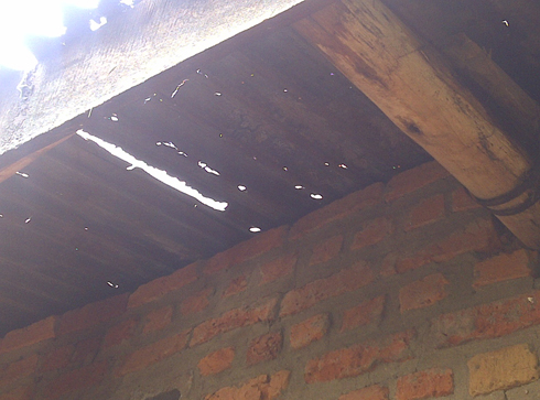 Imvura yaguye ikaze ku buryo hamwe amabati yacitse.