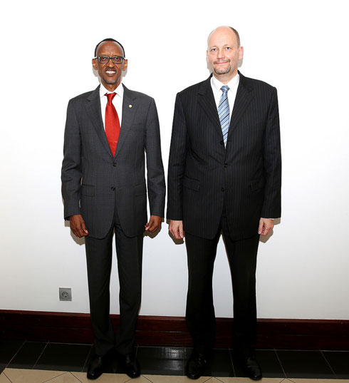Perezida wa Repubulika, Paul Kagame asezera kuri Amb. Michel Arrion wari uhagarariye umuryango w