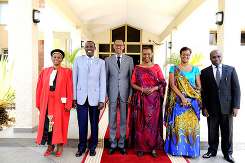 Umuyobozi mushya wa RDB, Amb. Rugwabiza nyuma yo kurahira, ari kumwe n'abayobozi bakuru b'Igihugu.