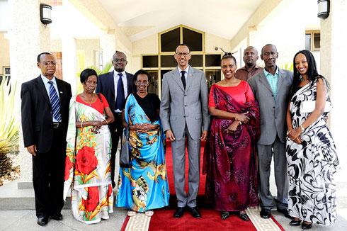 Umuyobozi mushya wa RDB, Amb. Rugwabiza, hamwe n'abo mu muryango we bafata ifoto y'urwibutso na Perezida Kagame.