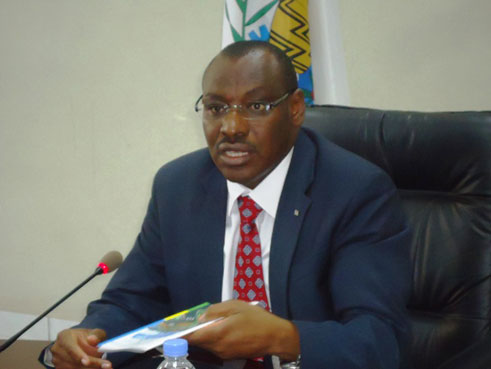 Minisitiri Gatete atshyira ahagaragara agatabo k'ifashamyumvire ku ngengo y'imari y'umwaka wa 2013-2014