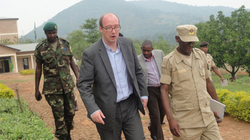 Ambasadeiri yasuye gereza ya Nyanza yitegereza buri kimwe cyose.