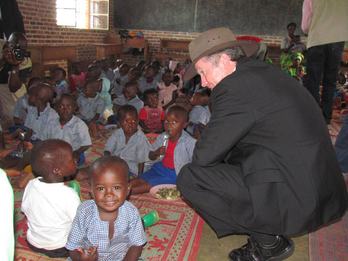 Ambasaderi Geoff Tooth yasuye irerero ry'abana ryubatswe mu murenge wa Rutare ku nkunga ya Australia.