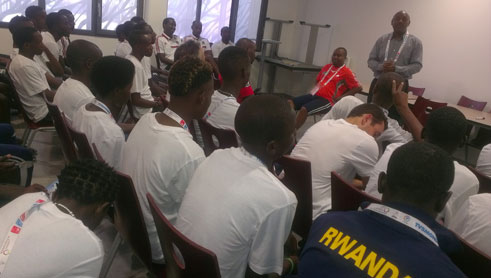 Ambasaderi araganira n'abakinnyi n'ababyinnyi bazaserukira u Rwanda bose