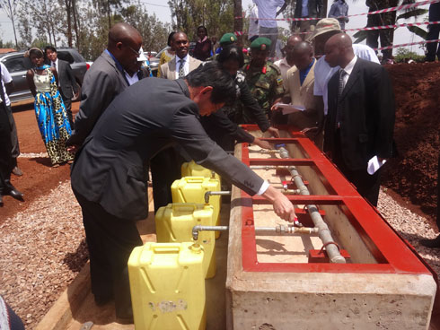 Ambasaderi Kazuya Ogawa areba ko umuyoboro w'amazi ukora neza.