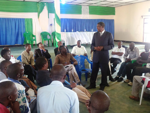 Ambasaderi Polisi Denis aganira n'Abanyagishyita muri gahunda ya « Ndi Umunyarwanda ».