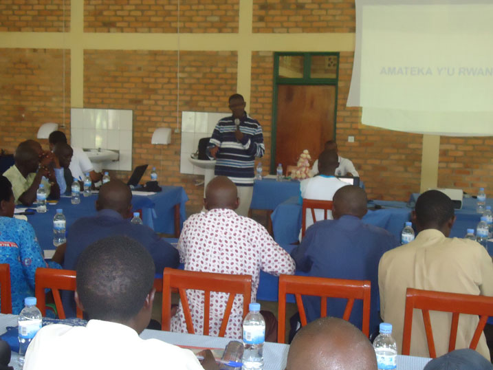 Ambasaderi Polisi Denis asobanurira Abanyakarongi uko abanyapolitiki boretse u Rwanda.