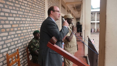 Ambasaderi atangariza abagororwa impamvu y'uruzinduko rwe.