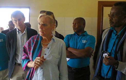 Ambasaderi w'Ubuholandi mu Rwanda asobanurirwa uburyo ikusanyirizo ry'amata rya Cyanika rikora.