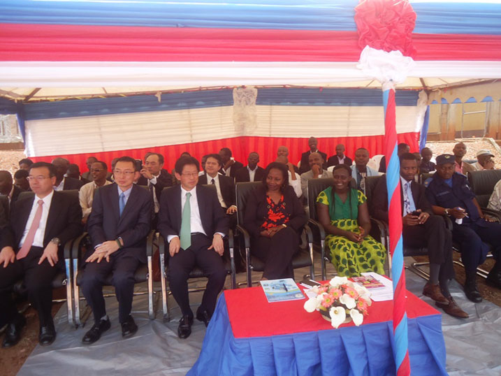 Ambasaderi w'Ubuyapani mu Rwanda, Kazuya Ogawa (uwa 3 uva ibumoso), Umunyamabanga muri MININFRA, E. F. Isumbingabo n'Umuyobozi wungirije wa Rwamagana ushinze ubukungu, F. Mutiganda.