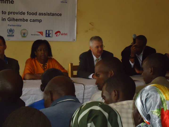 Ambasaderi wa Amerika Donald Koran ari gusubiza ibibazo by