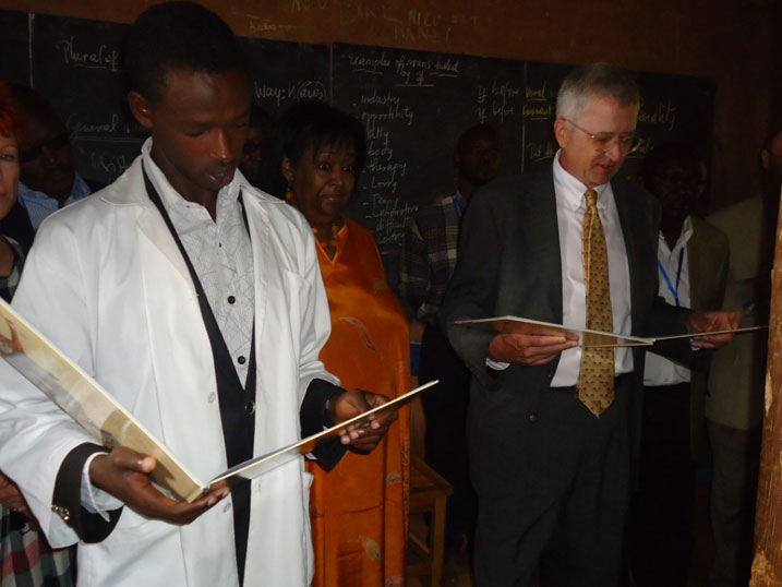 Ambasaderi wa Amerika, Donald Koran, yafashe igihe acira umugani abanyeshuri.