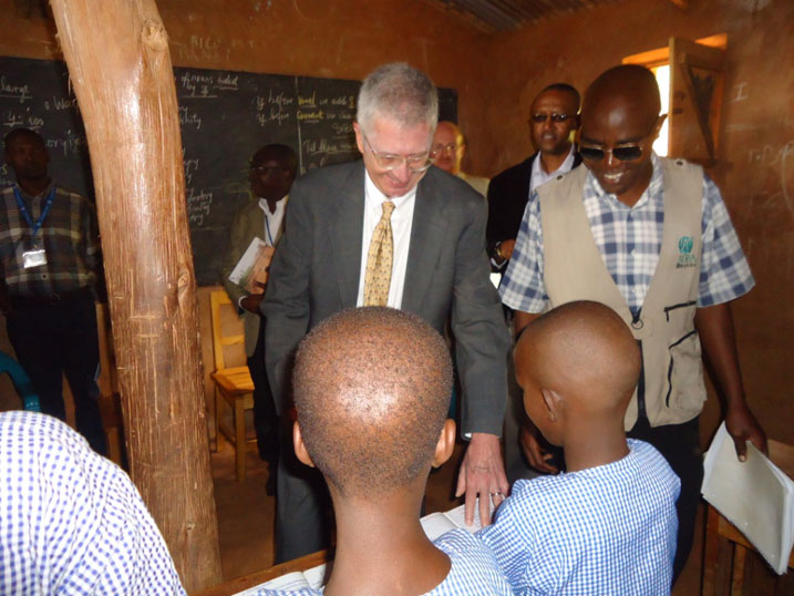 Ambasaderi wa Amerika, Donald Koran, yasuye ishuri ribanza ryo mu nkambi ya Gihembe.