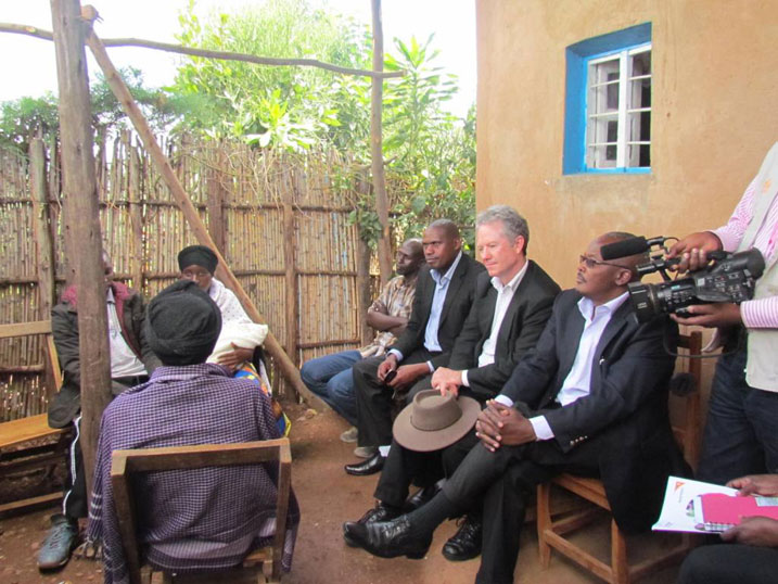 Ambasaderi wa Australia n'umuyobozi wa World Vision mu Rwanda berekwa uko abajyanama b'ubuzima bafasha ababyeyi kuvura abana babo.