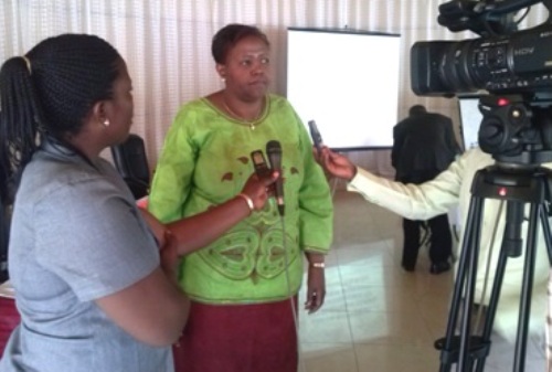 Ambasaderi Fatouma Ndangiza aganira n'abanyamakuru.