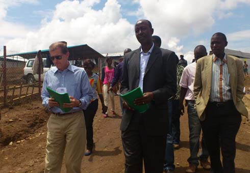 Ambasaderi w'ububirigi mu Rwanda, Marc Pecsteen n'umunyamabanga uhoraho muri MIDIMAR, Ruvebana Antoine basura inkambi ya Kigeme.