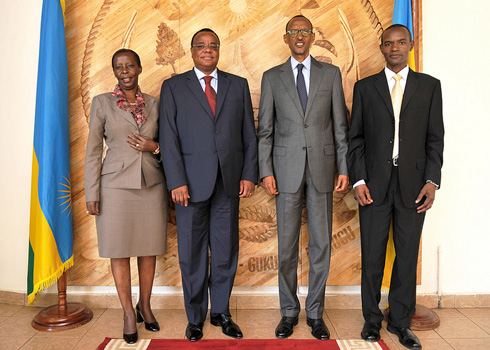 Perezida Kagame na Ambasaderi John Mwangemi (hagati) n'abandi bayobozi ku mpande zombi.