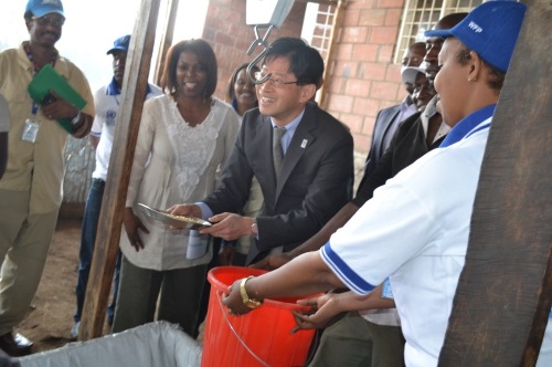 Ambasaderi y'u Buyapani atanga ibiribwa by'ibigori nk'umufatanyabikorwa wa PAM.