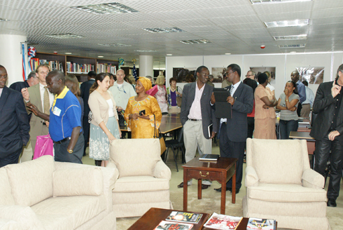 Abantu batandukanye bitabiriye umuhango wo gufungura isomero.