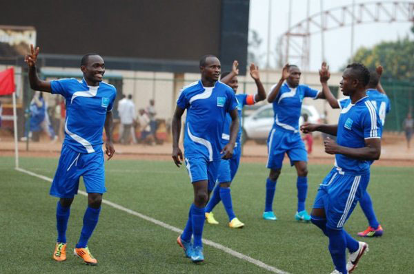 Amissi Cedric (ubanza ibumoso) yatsinzemo ibitego bitatu afasha Rayon Sport gukomeza muri 1 cya 8 cy