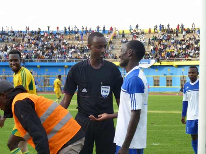 Amissi Cedric ushinjwa gukubita umusifuzi Munyanziza Gervais ( bari kumwe muri iyi foto), yanahishijwe kumara amaze atandatu adakina umupira w