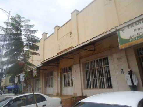 Amwe mu maduka yo mu mujyi wa Butare yarafunzwe ngo hubakwe amazu agezweho.