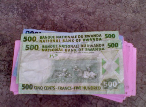 Amwe mu mafaranga uwo musore yari amaze kwigana gukora. Udashishoje neza biragoye kuyatandukanye n'amafaranga atari amiganano.