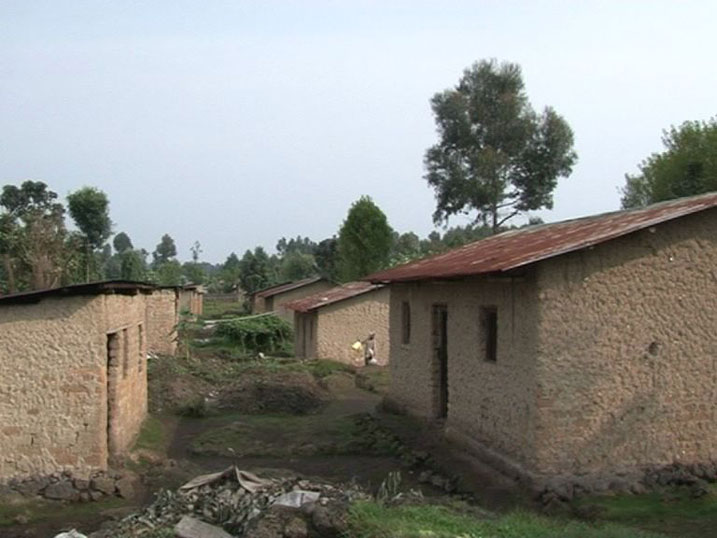 Amwe mu mazu abacitse ku icumu rya Jenoside batuyemo amaze gusaza.