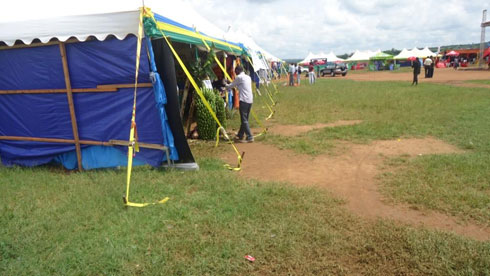 Stands zimwe nta byapa biriho bigaragaza ibihamurikirwa.