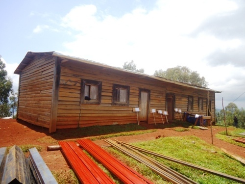 Amwe mu mashuri abana bigiramo ku Ishuri Ribanza rya Ruhamagariro aracyubakishije imbaho.