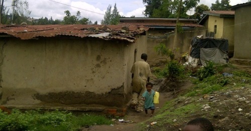 Amwe muri aya mazu yatangiye kurigita mu butaka.