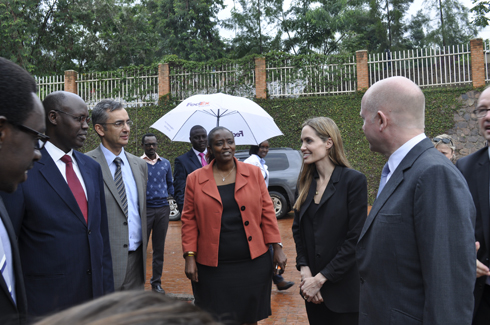 Angelina Jolie na William Hague (iburyo) bakigera ku rwibutso rwa Jenoside ku Gisozi.