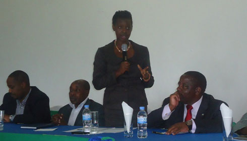 Anita Asiimwe avuga ko hazabanza kubaho kwigisha abaturage ububi bw'itabi kugira ngo barireke.