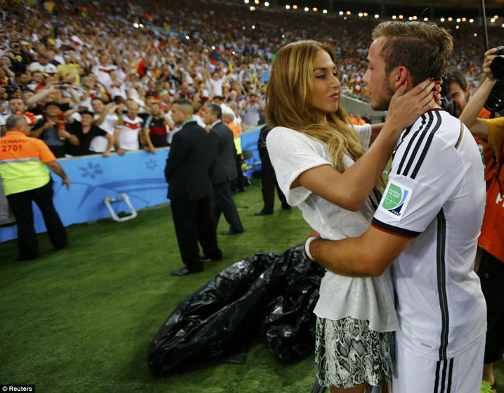 Ann-Kathrin Brommel, yaje mu kibuga gushimira umukunzi we Mario Gotze.