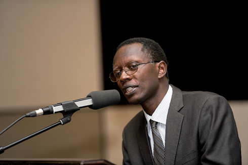 Amasengeso yayobowe na Rev. Antoine Rutayisire.