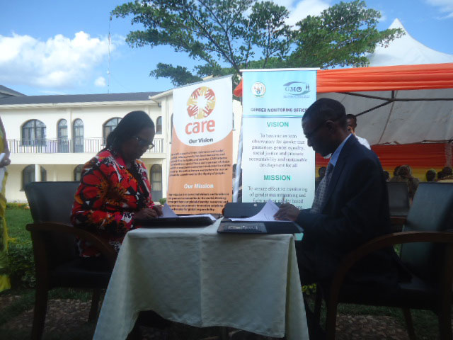 Appolo Gabazira, umuyobozi wa Care International mu Rwanda iburyo hamwe na Rose Rwabuhihi, umuyobozi wa GMO basinya amasezerano y