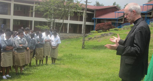 Umukuru w'Abangilikani ku isi asengera abanyeshuri biga kuri Sunrise High School.