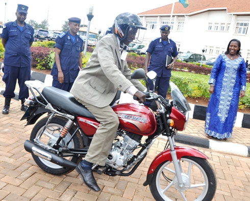 Akimara guhabwa iyo moto yahise ayigendaho ariko ngo yagize imbogamizi zuko atagira permit.