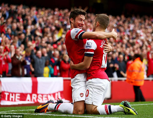 Arsenal mu byishimo (Olivier Giroud ashimira Jack Wilshere igitego yari amaze gutsinda).