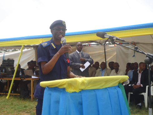 Assistant Commissioner Karemera Sam asobanurira abaturage ububi bwo gutunga imbunda mu buryo butemewe n