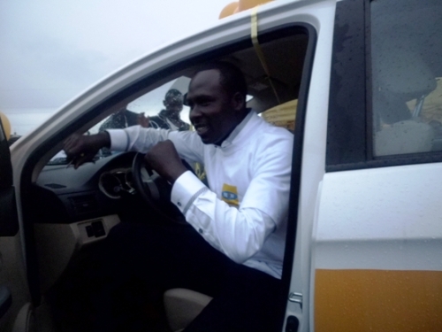 Niyomugabo yicaye mu modoka yatsindiye.