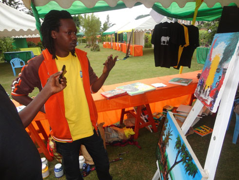 Augustin ari gushushanya cyane ngo umunsi wo kwita izina uzagera afite amashusho ahagije.