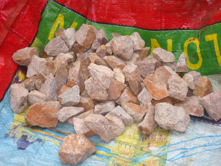 Aya ni yo mabuye ya Konkase aba baturage birirwa basa, uwabashije gukora cyane akuzuza ibijerekani bitatu akishyurwa amafaranga 450.