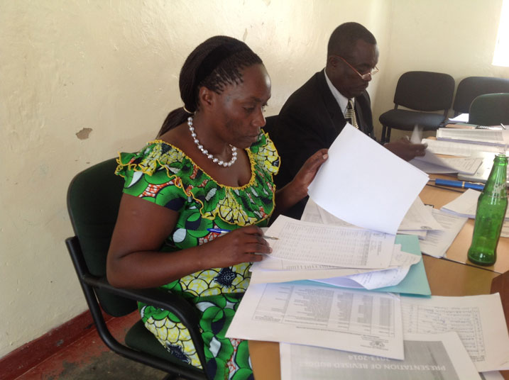 Ayinkamiye Donathile, umunyamabanga w'inama njyanama, na Ndahindurwa Fiacre, umuyobozi wungirije w'inama njyanama njyanama y'akarere ka Nyamagabe.