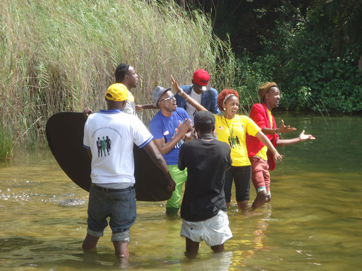 B Gun bafatira amashusho y