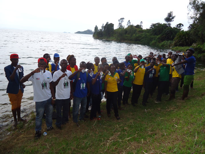 B Gun ifata amafoto n'abakorerabushake ba RYACA.