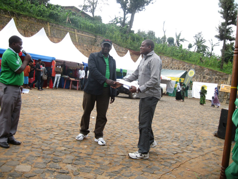 Umunyamabanga nshingwabiorwa w'Akarere ka Rusizi, Ndemeye Arphonsiari, ashyikiriza umwe mu bitabiriye imurikagurisha impamyabumenyi mu gutanga serivise nziza.