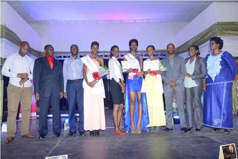 Ba Nyampinga batowe bifotozanya n'abayobozi bo mu karere ka Rubavu.